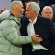 Cumprimento entre Enzo Maresca e José Mourinho no Chelsea-Benfica, na fase de liga da Champions