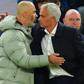Cumprimento entre Enzo Maresca e José Mourinho no Chelsea-Benfica, na fase de liga da Champions