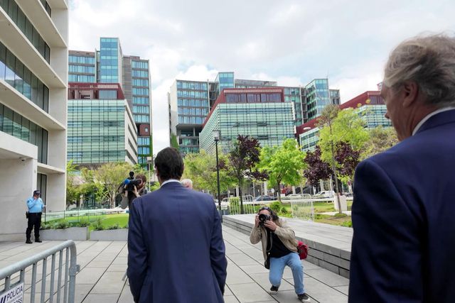 Saco azul: o momento em que Rui Costa e Luís Filipe Vieira entram em tribunal