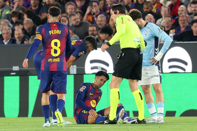 João Cancelo com dores no joelho direito