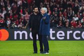 Arbeloa e José Mourinho à conversa durante encontro entre Real Madrid e Benfica