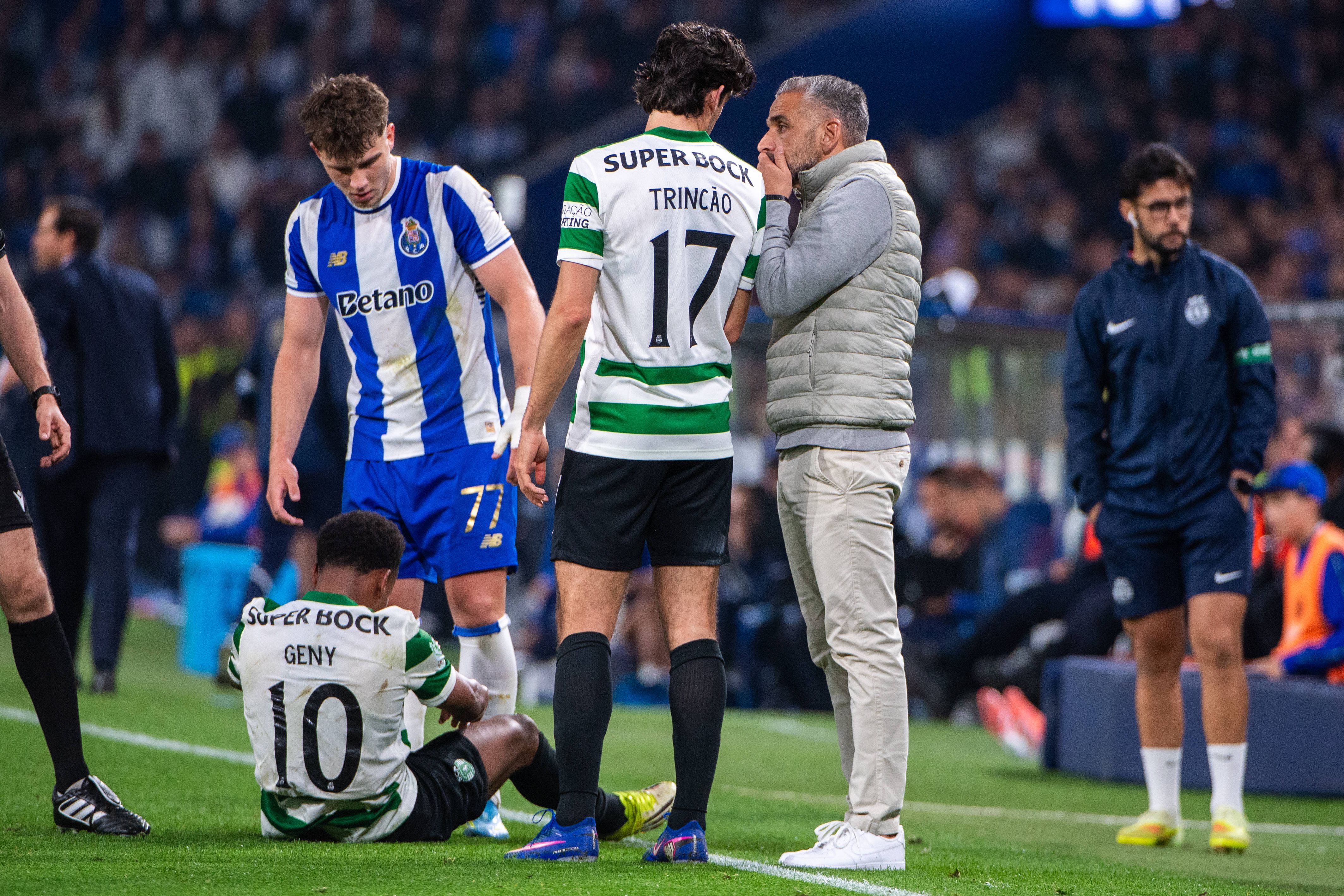 Rui Borges, aqui com Trincão, foi passando mensagens aos jogadores durante o clássico (Foto IMAGO)