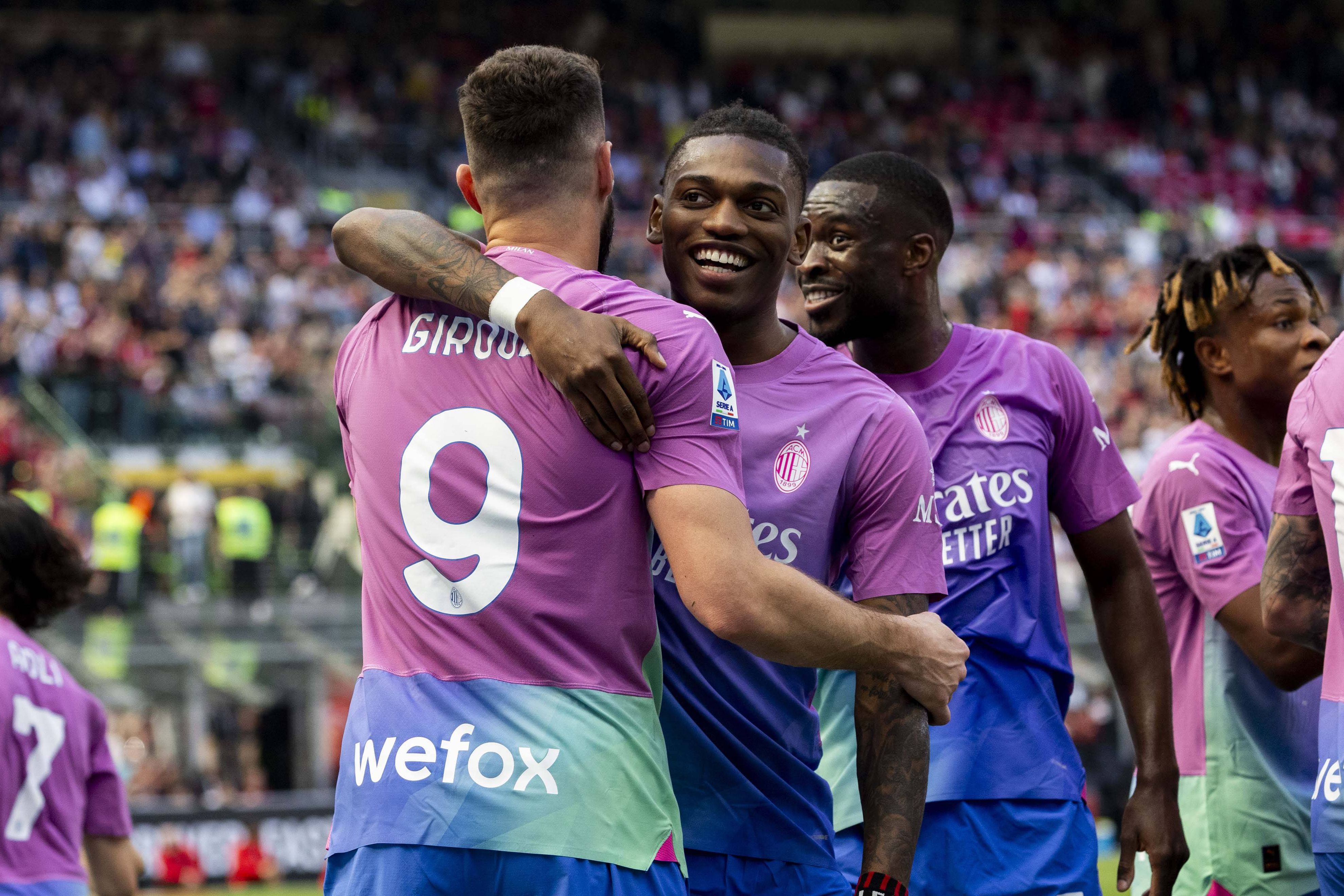 Giroud e Rafael Leão juntos no Milan