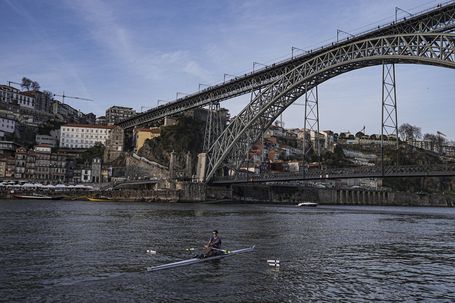 Um homem desaparecido e dois feridos em naufrágio no rio Douro