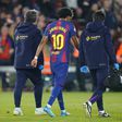 Lamine Yamal a sair de campo com a equipa médica do Barcelona