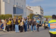Dezenas de adeptos na chegada autocarro do Fafe a Torres Vedras