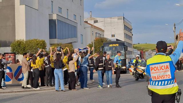 Dezenas de adeptos na chegada autocarro do Fafe a Torres Vedras