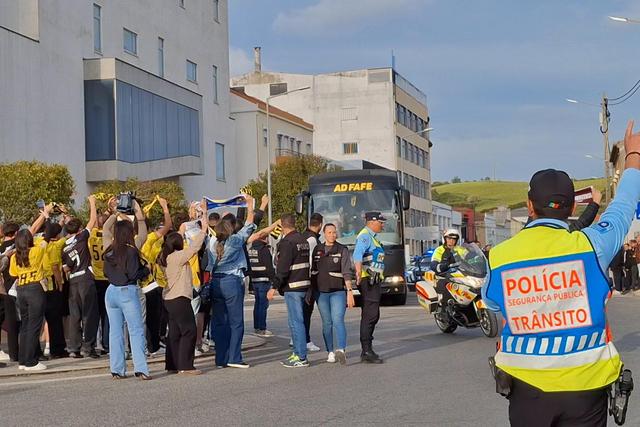 Dezenas de adeptos na chegada autocarro do Fafe a Torres Vedras
