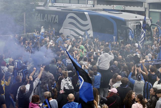 Bérgamo em apoteose para receber os vencedores da Liga Europa (fotogaleria e vídeo)