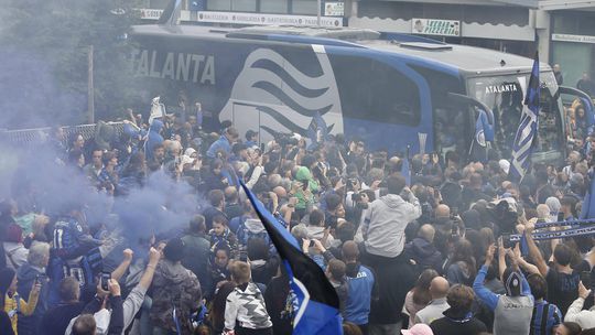 O regresso da Atalanta a Bérgamo com a taça na bagagem