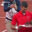 Djokovic faz 37 anos e recebe bolo de aniversário em pleno Open de Genebra