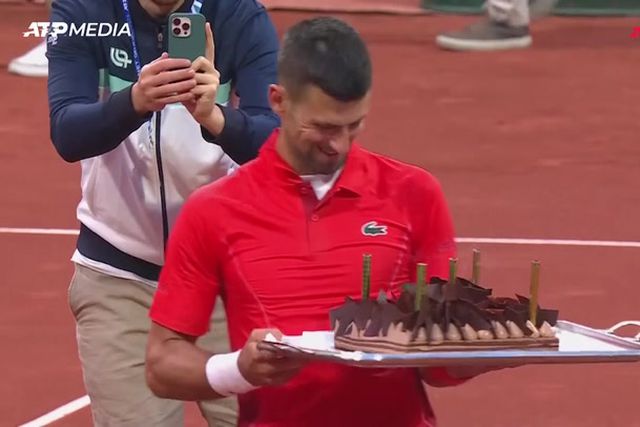 Djokovic faz 37 anos e recebe bolo de aniversário em pleno Open de Genebra