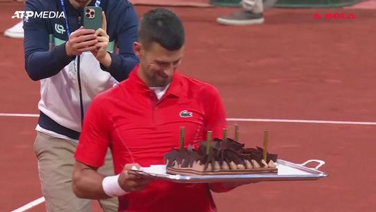 Djokovic faz 37 anos e recebe bolo de aniversário em pleno Open de Genebra