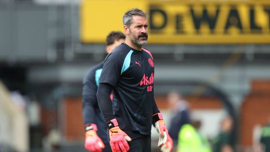 Oficial: Scott Carson, aos 38 anos, renova por mais uma época pelo Manchester City