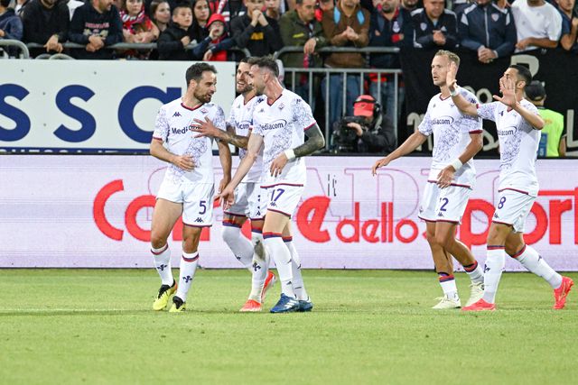 Fiorentina derrota Cagliari aos 90+13' e garante Europa na despedida de Ranieri