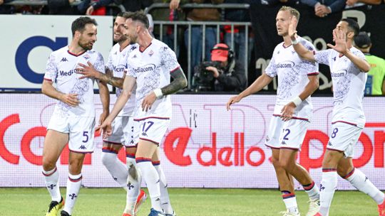 Fiorentina derrota Cagliari aos 90+13' e garante Europa na despedida de Ranieri