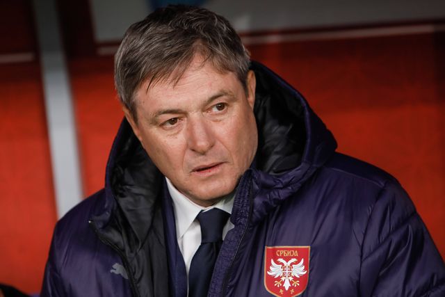 Sérvia anuncia renovação com selecionador