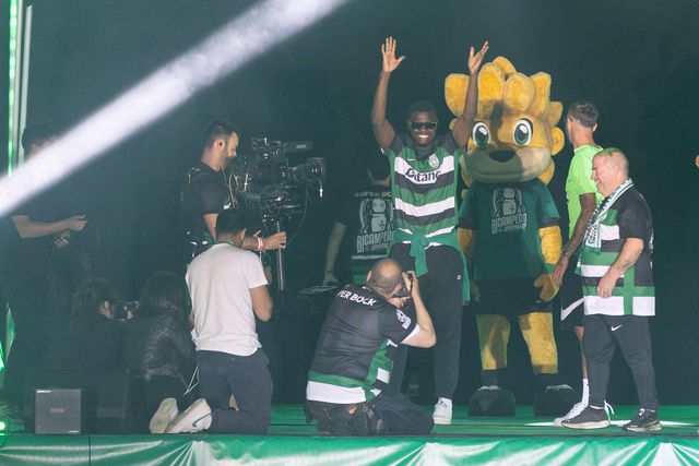 Ousmane Diomande a festejar o bicampeonato do Sporting no Marquês