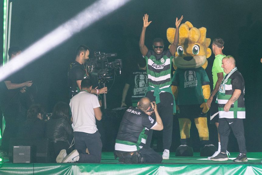 Ousmane Diomande a festejar o bicampeonato do Sporting no Marquês