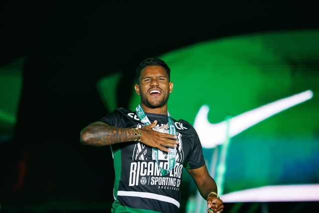 Matheus Reis a celebrar a conquista do seu terceiro campeonato pelo Sporting