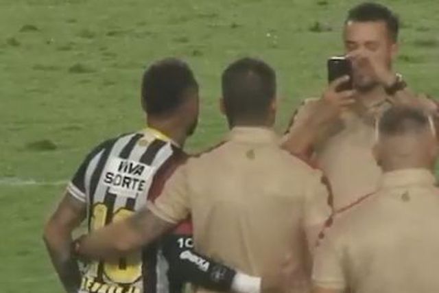 Vídeo: Neymar volta aos relvados... e às fotos com adversários