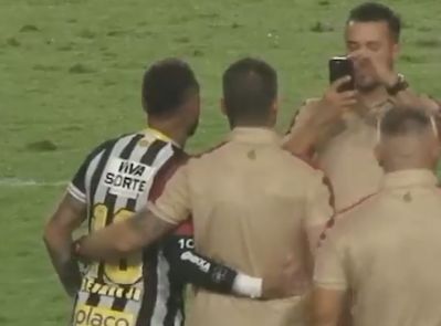 Vídeo: Neymar volta aos relvados... e às fotos com adversários