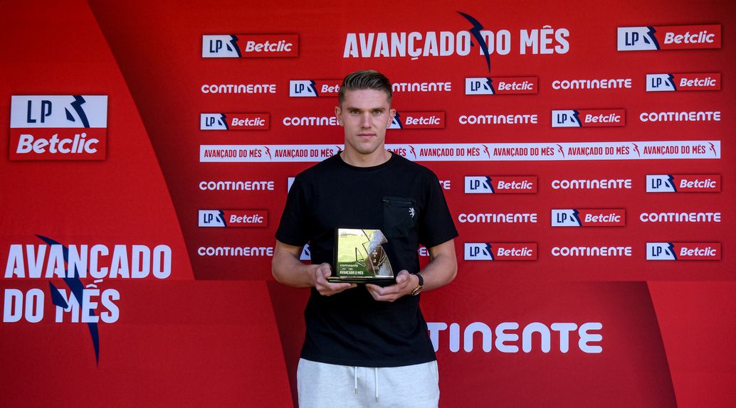 Viktor Gyokeres com o prémio de melhor avançado do abril