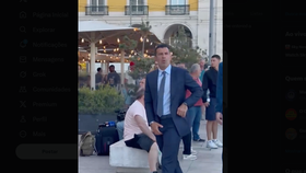 «Traidor»: Figo faz gesto obsceno e confronta adeptos do Barcelona (vídeo)