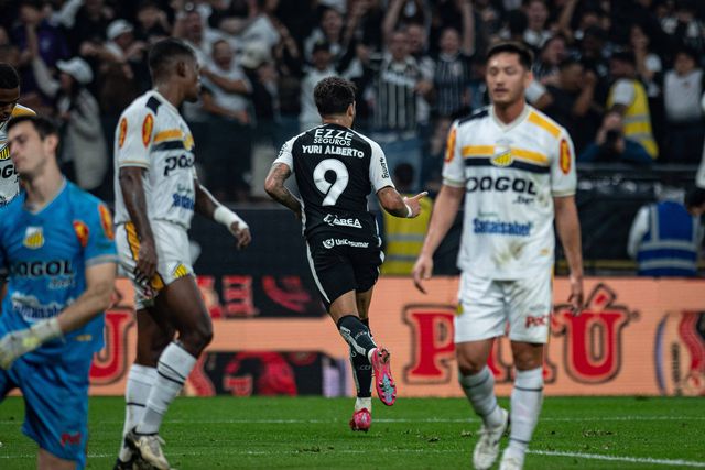 Yuri Alberto festeja golo pelo Corinthians