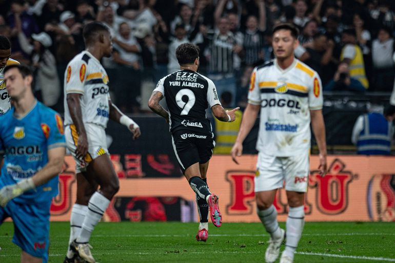 Avançado festeja golo e indigna colega: «Engravidou outra?»