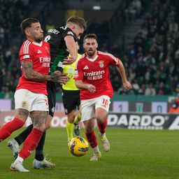 Gyokeres a tentar passar por Otamendi e com Kokçu à sua frente