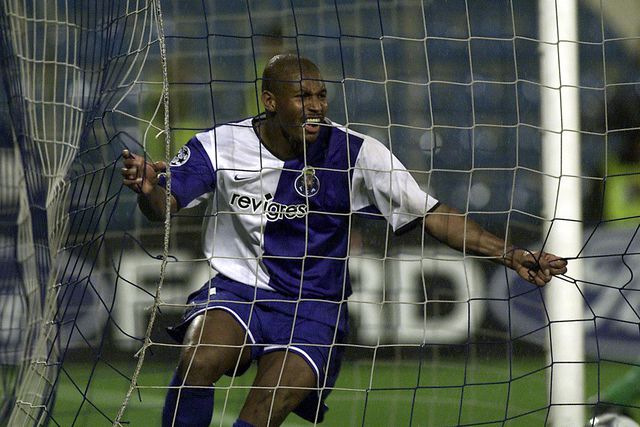 Renivaldo Pereira de Jesus, vulgo Pena, brasileiro de 51 anos que jogou no FC Porto de 2000 a 2002, festeja, no Estádio das Antas, um golo obtido na Liga dos Campeões frente ao Panathinaikos a 12 de março de 2002