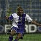 Renivaldo Pereira de Jesus, vulgo Pena, brasileiro de 51 anos que jogou no FC Porto de 2000 a 2002, festeja, no Estádio das Antas, um golo obtido na Liga dos Campeões frente ao Panathinaikos a 12 de março de 2002