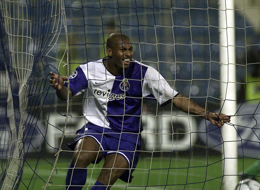 Renivaldo Pereira de Jesus, vulgo Pena, brasileiro de 51 anos que jogou no FC Porto de 2000 a 2002, festeja, no Estádio das Antas, um golo obtido na Liga dos Campeões frente ao Panathinaikos a 12 de março de 2002
