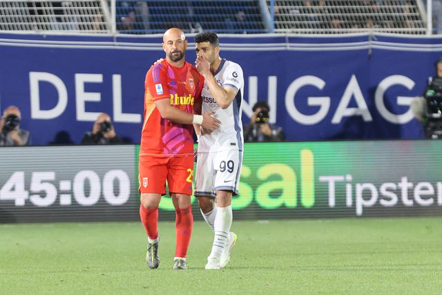 VÍDEO: lance duvidoso com Taremi estraga último jogo da carreira de lenda espanhola