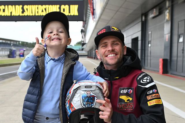 Dixon corre com capacete desenhado por menino de seis anos e há uma excelente razão para isso