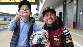 Dixon corre com capacete desenhado por menino de seis anos e há uma excelente razão para isso