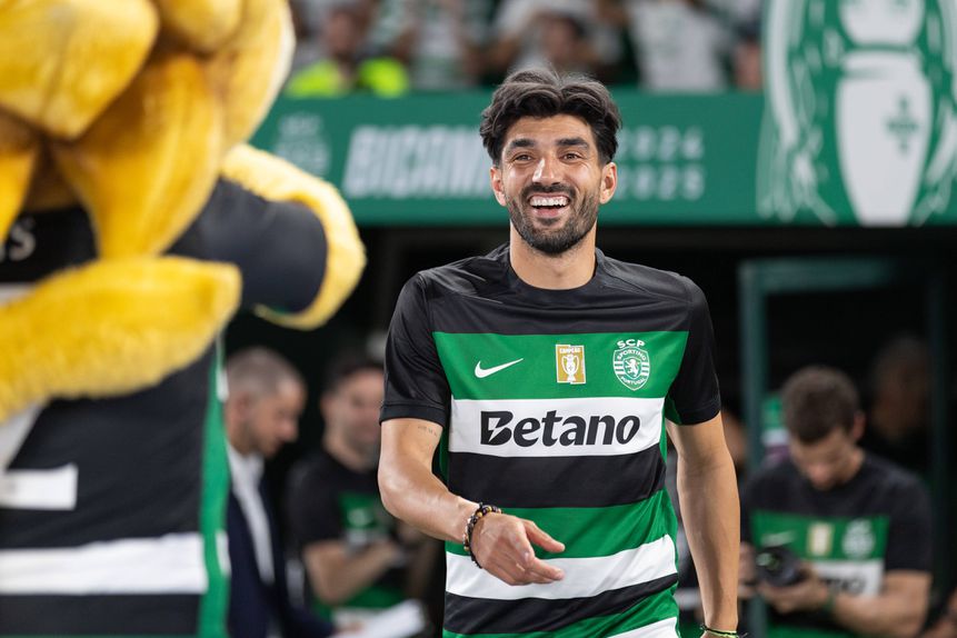 Ricardo Esgaio a festejar a conquista do bicampeonato em Alvalade