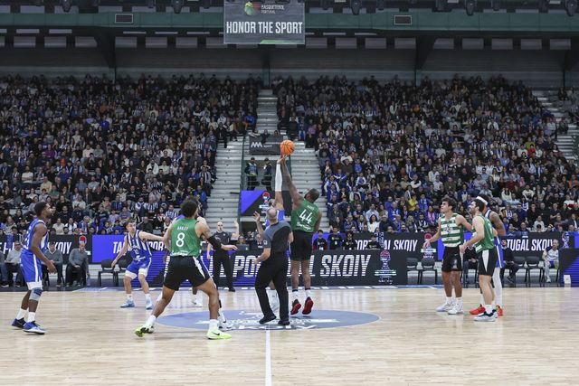 FC Porto vence Sporting no primeiro clássico das meias-finais dos 'playoffs'