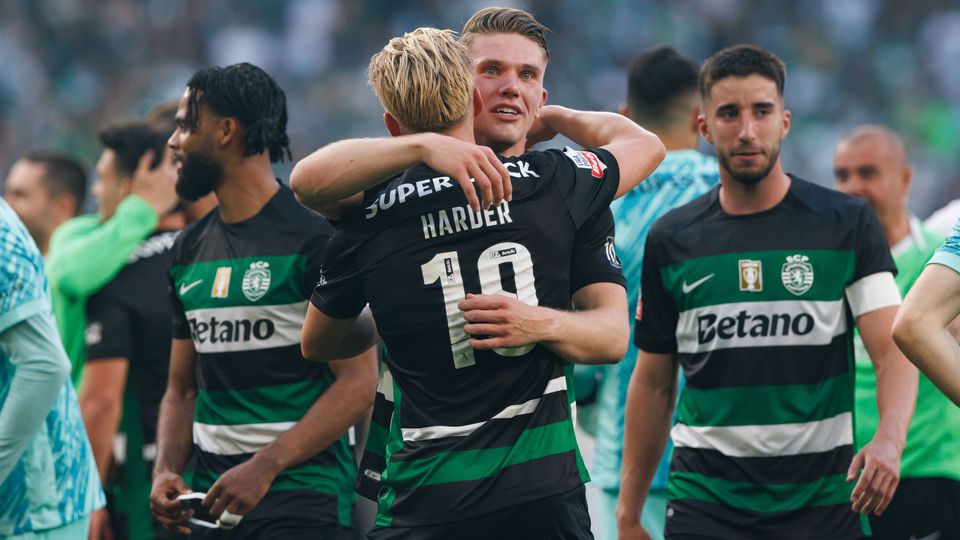 Conrad Harder a abraçar Viktor Gyokeres após a conquista do bicampeonato pelo Sporting