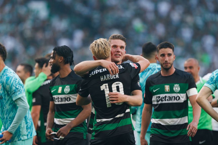 Conrad Harder a abraçar Viktor Gyokeres após a conquista do bicampeonato pelo Sporting