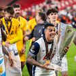 Pedro Porro a celebrar a conquista da Europa League pelo Tottenham