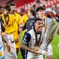 Pedro Porro a celebrar a conquista da Europa League pelo Tottenham