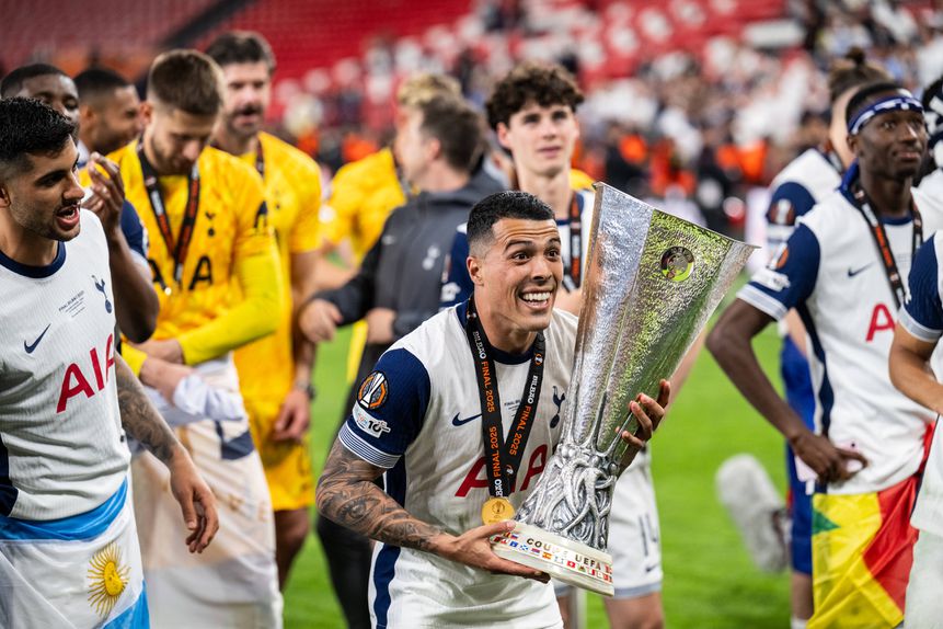 Pedro Porro a celebrar a conquista da Europa League pelo Tottenham