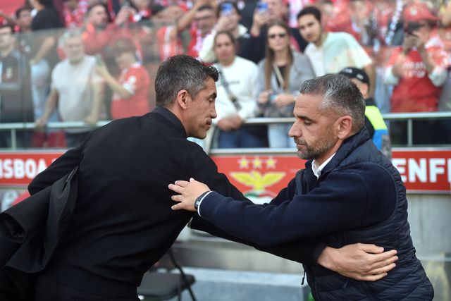 Bruno Lage e Rui Borges cumprimentam-se no recente dérbi disputado no Estádio da Luz (Foto: Miguel Nunes)