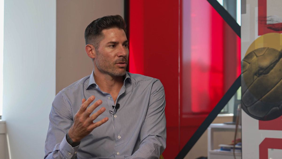 ENTREVISTA A BOLA «Carreras pode jogar muito tempo no Benfica ou fazer o que quiser»