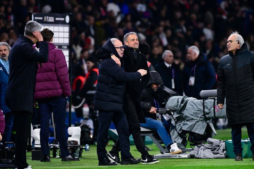 Luís Campos e Luis Enrique abraçados