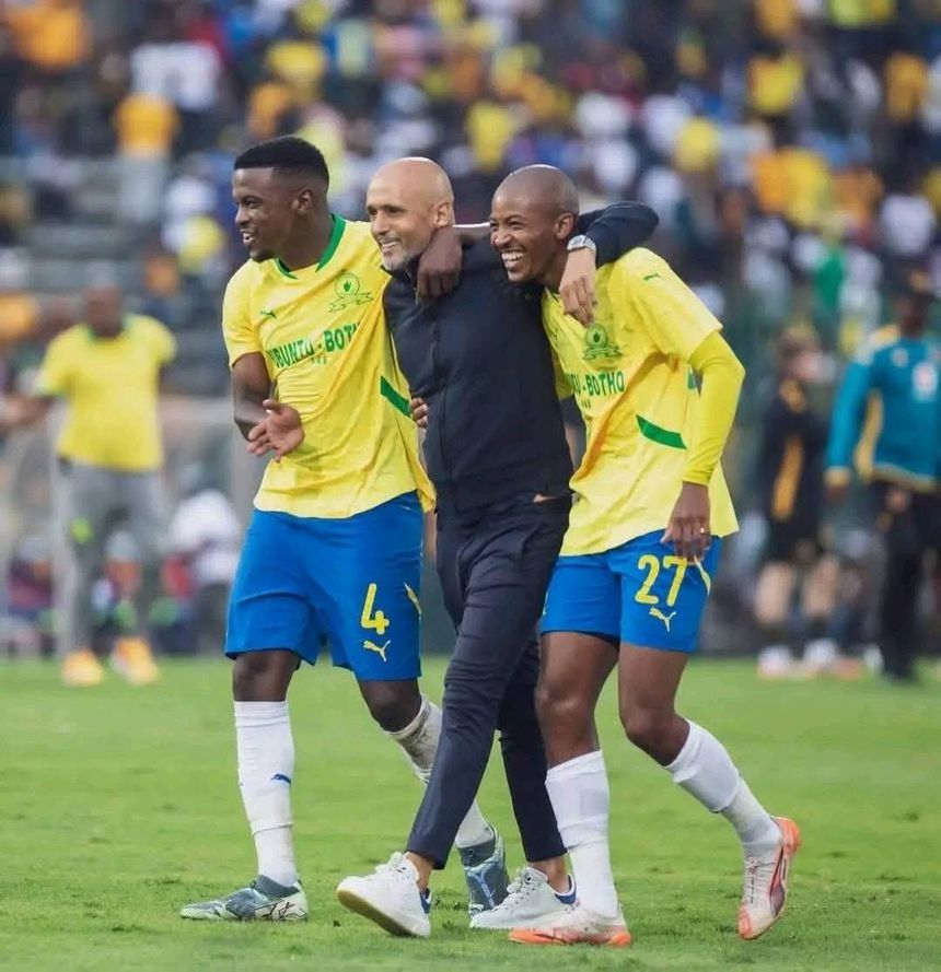 Miguel Cardoso festeja com os jogadores depois de garantir o título da África do Sul (FOTO D. R.)