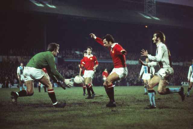 Alex Stepney, de verde, em ação em jogo do Manchester United (IMAGO)