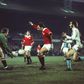 Alex Stepney, de verde, em ação em jogo do Manchester United (IMAGO)
